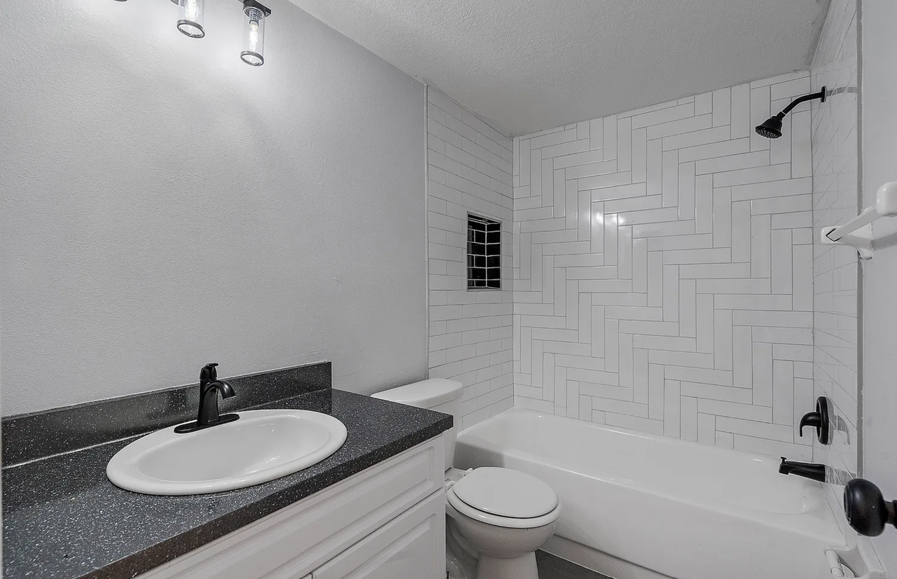 Splendid unit near the beach - Photo 4 of 8