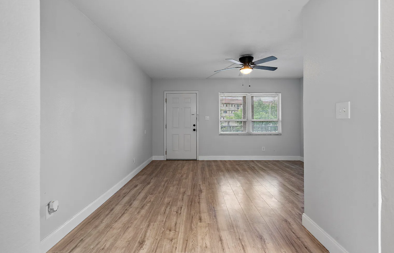 Splendid unit near the beach - Photo 6 of 8