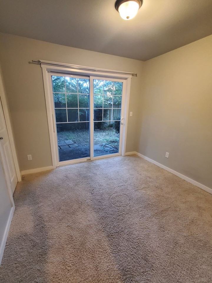 411 Nw Market St #B - Photo 4 of 20