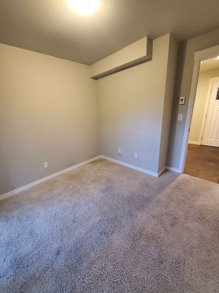 411 Nw Market St #B - Photo 5 of 20