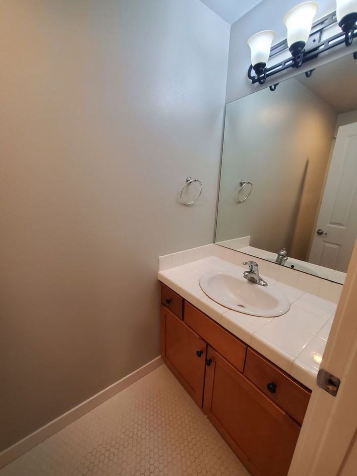 411 Nw Market St #B - Photo 7 of 20