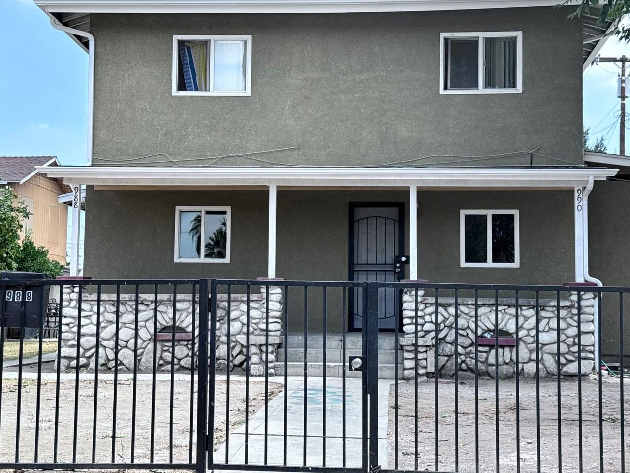 988 S Garey Ave - Photo 5 of 10