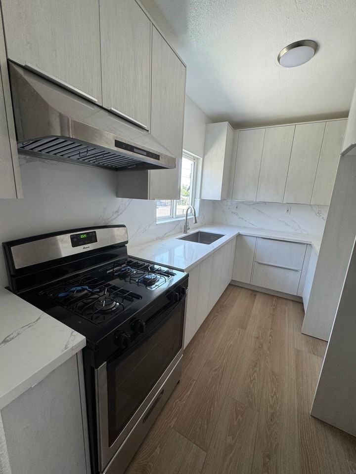 988 S Garey Ave - Photo 2 of 10