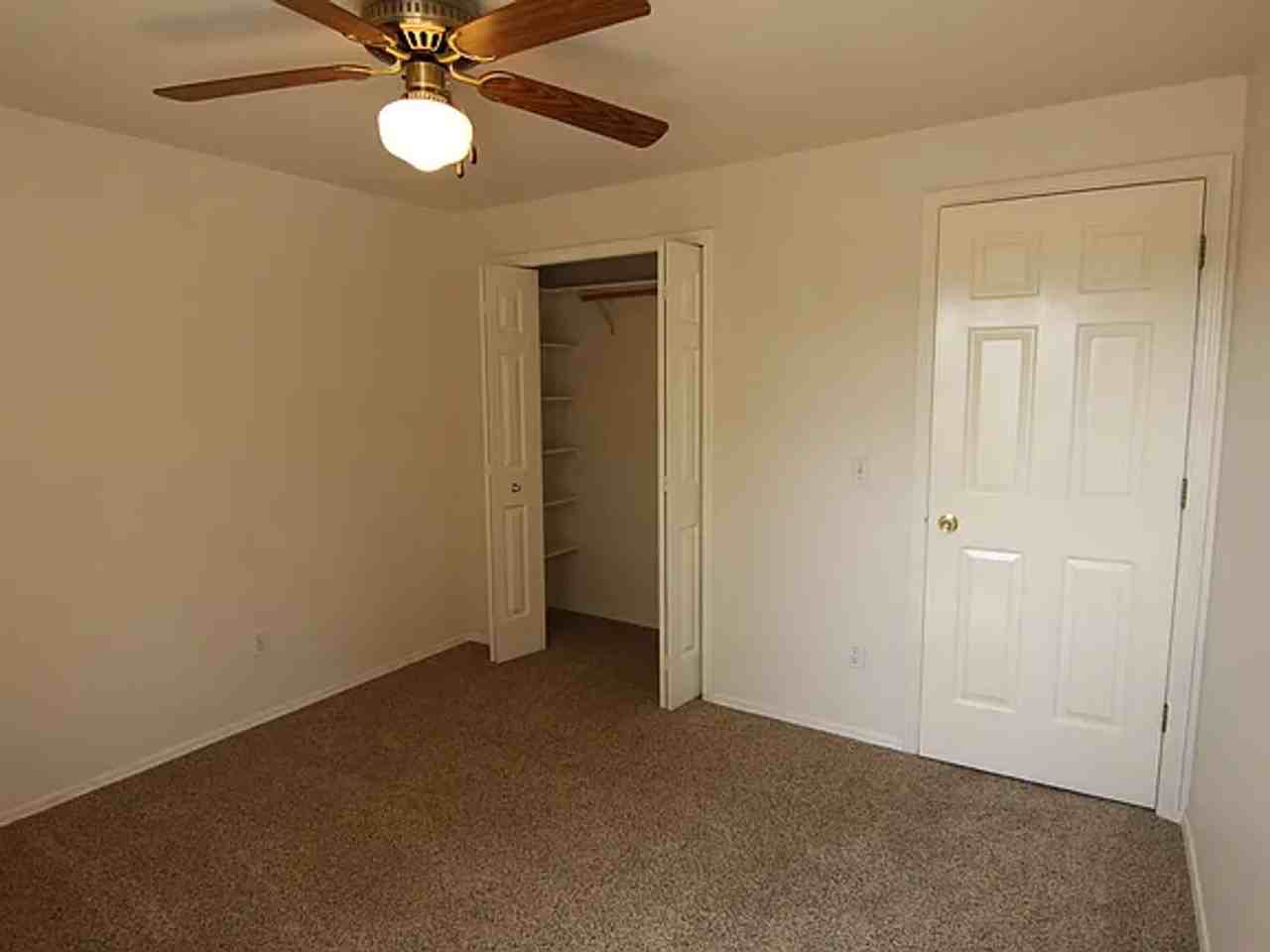 240 E Elwood Ln - Photo 3 of 22