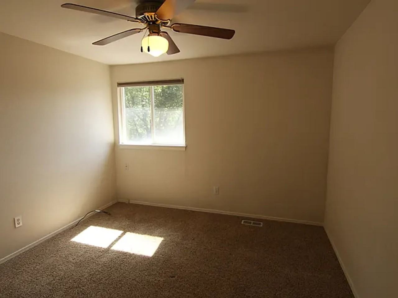240 E Elwood Ln - Photo 7 of 22