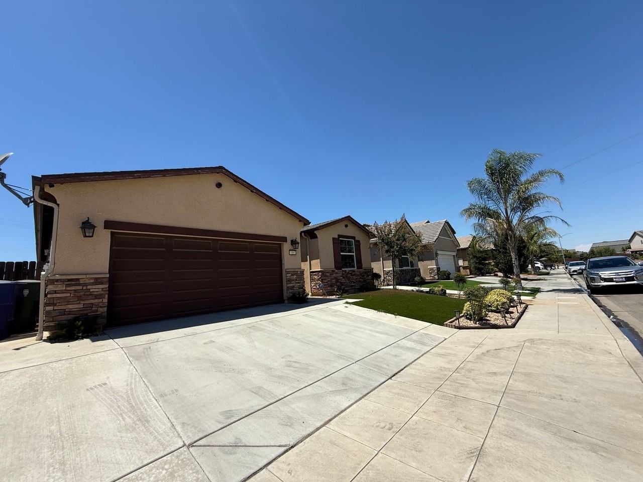 7093 N La Paz Ave - Photo 3 of 35