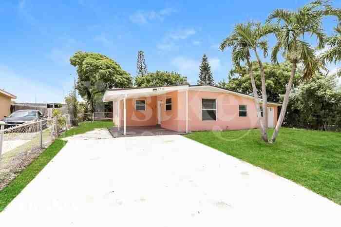 2731 Nw 2nd St - Photo 2 of 16