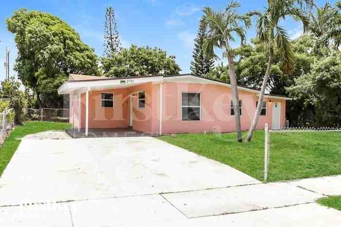 2731 Nw 2nd St - Photo 3 of 16