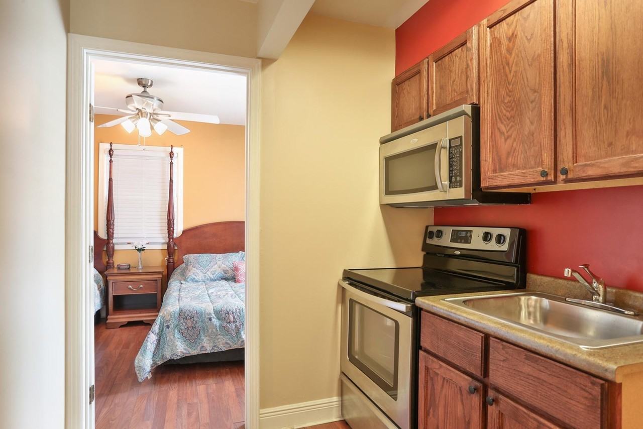 1858 Burgundy St #B - Photo 6 of 9