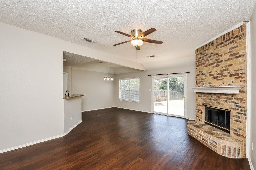 1040 Glencrest Dr - Photo 3 of 16