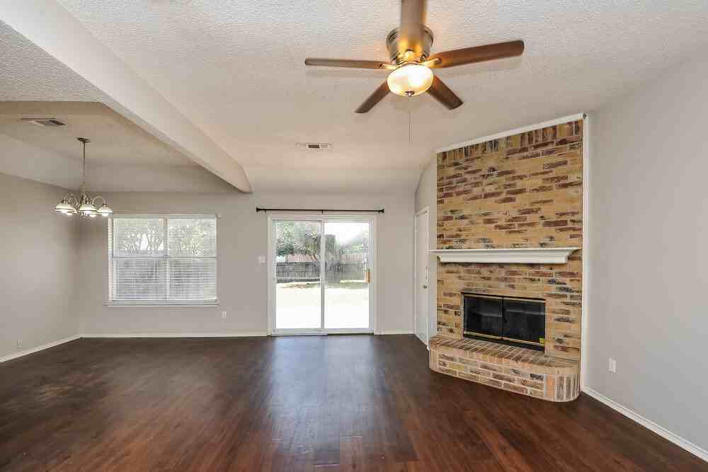 1040 Glencrest Dr - Photo 4 of 16