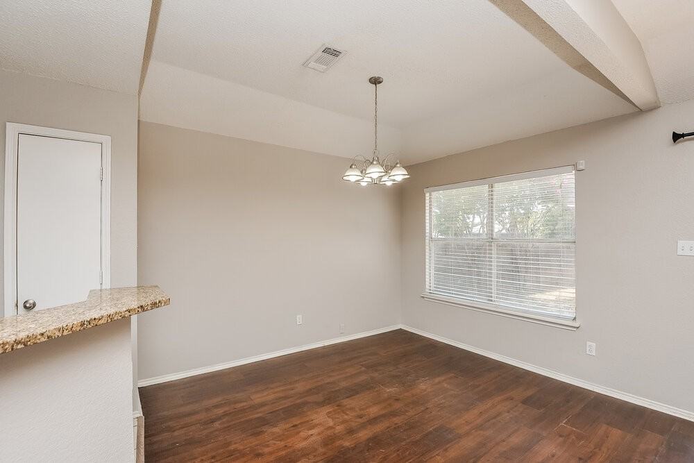 1040 Glencrest Dr - Photo 6 of 16