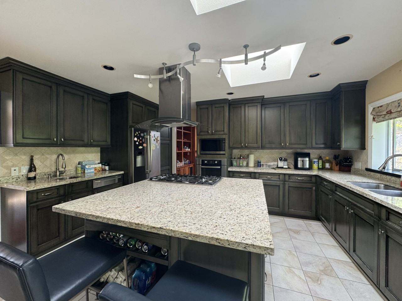 1072 Eyremount Dr - Photo 2 of 17