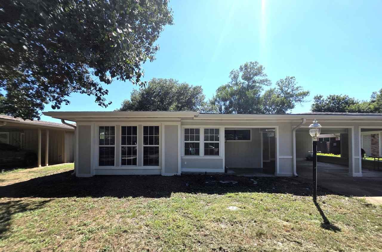 1930 Colony Dr - Photo 2 of 20