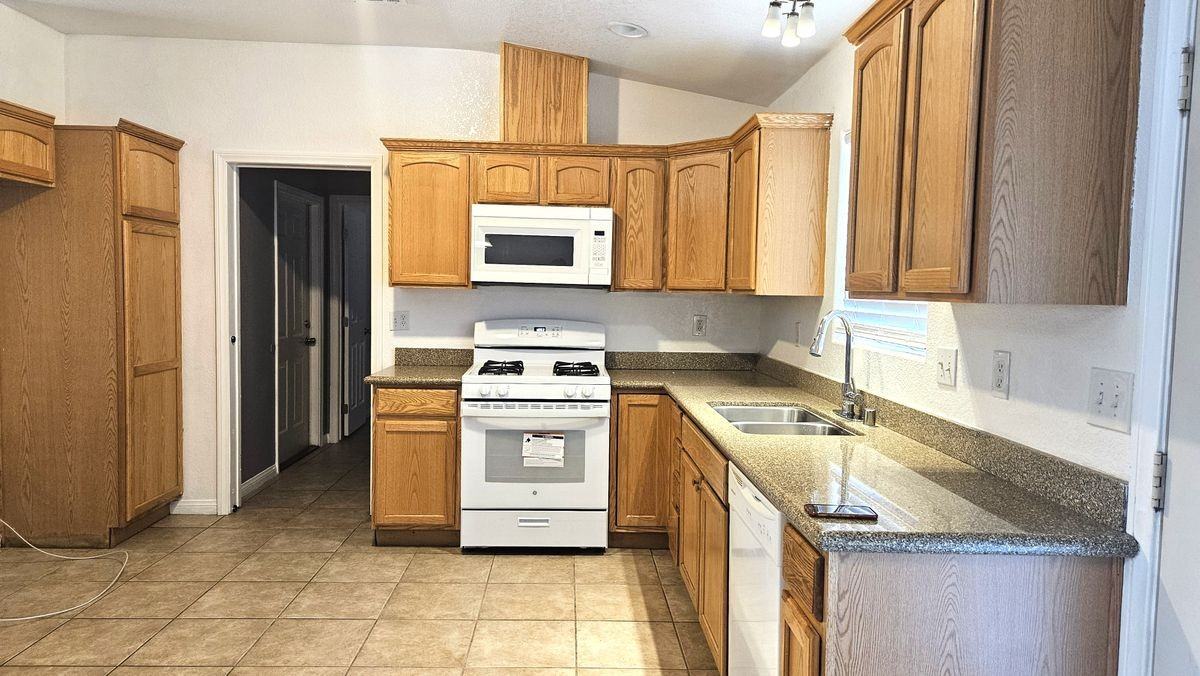 10648 Peach Ave - Photo 3 of 13