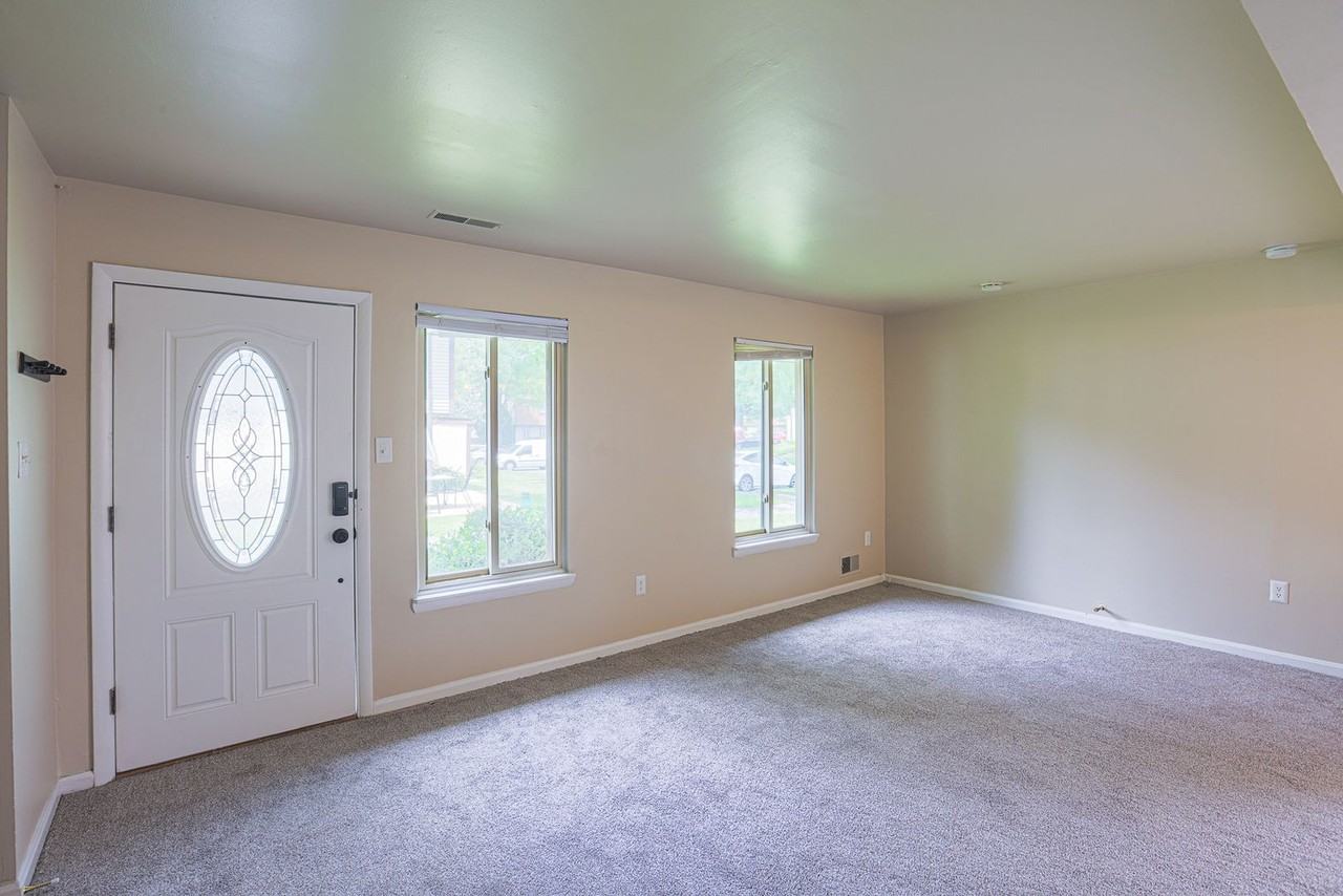 14 King Henry Cir - Photo 3 of 21