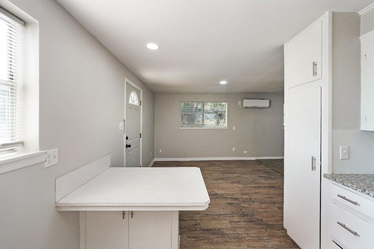 200 Sw 6th Ave #NA - Photo 2 of 7