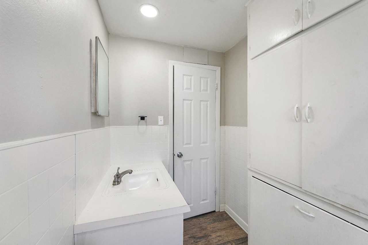 200 Sw 6th Ave #NA - Photo 7 of 7