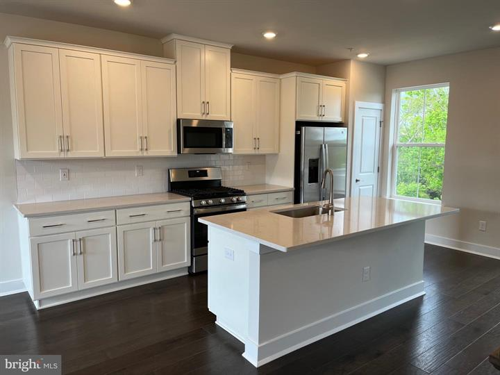 827 Pecan Rd - Photo 3 of 20