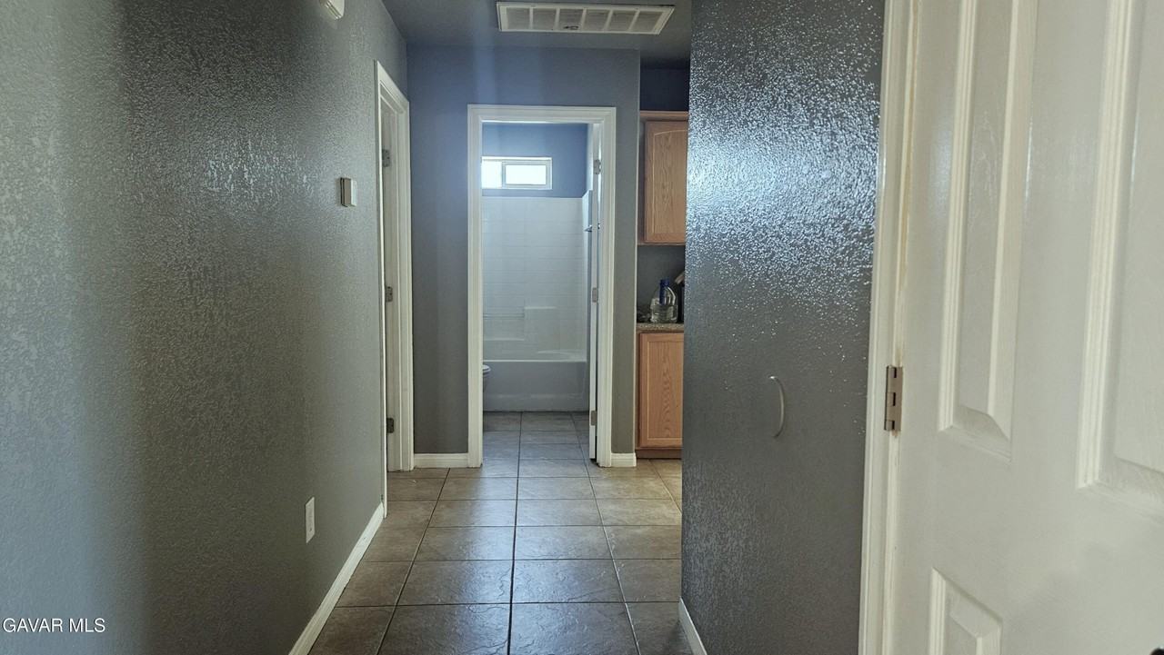 10648 Peach Ave - Photo 2 of 12