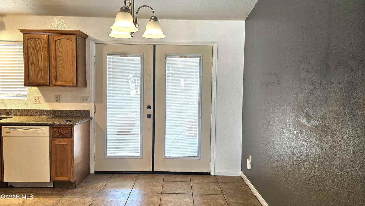 10648 Peach Ave - Photo 3 of 12