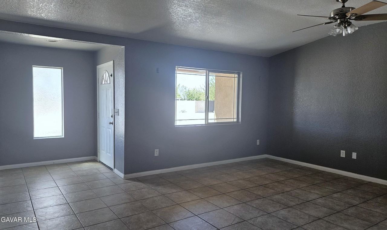 10648 Peach Ave - Photo 5 of 12