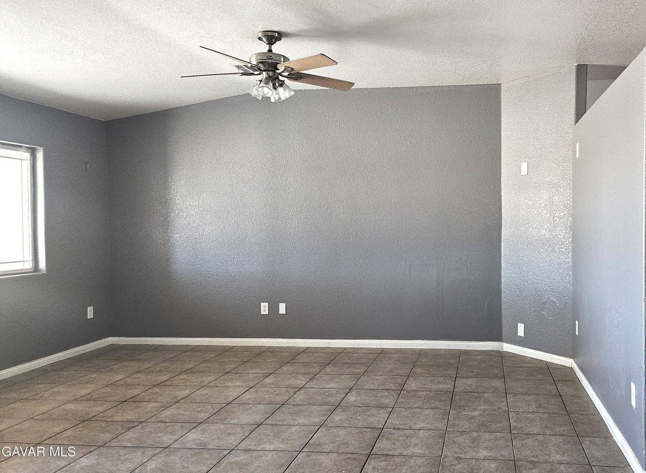 10648 Peach Ave - Photo 6 of 12