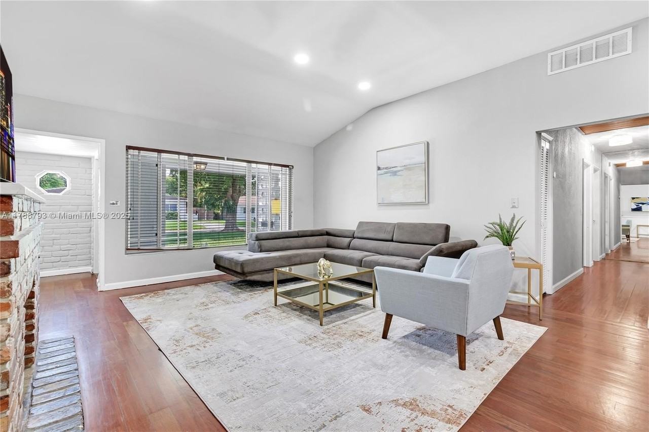 460 Nw 88th Ter - Photo 3 of 22