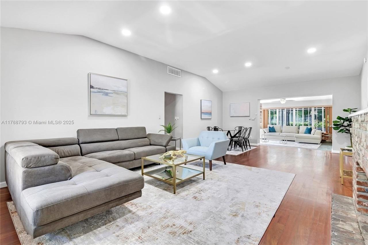 460 Nw 88th Ter - Photo 4 of 22