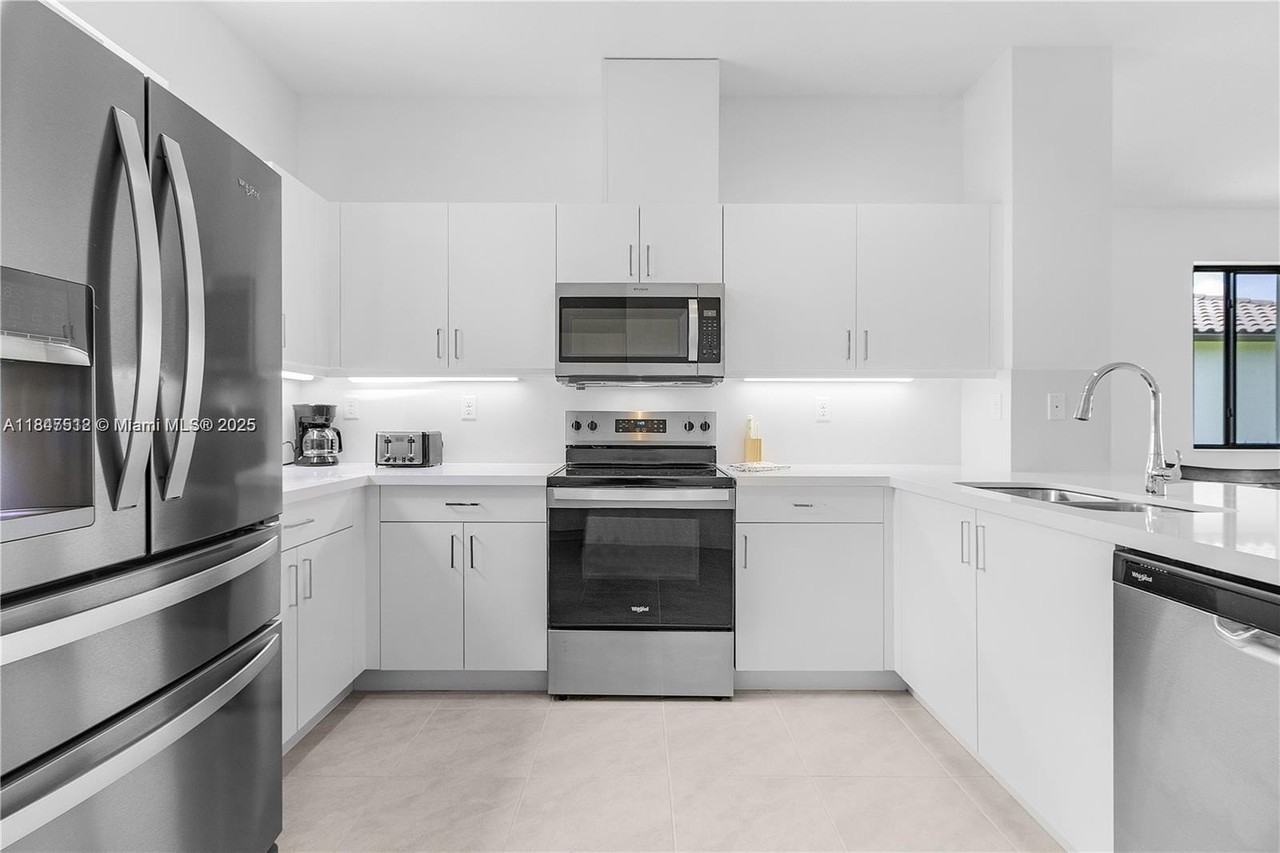 5061 Penella Ave - Photo 7 of 13