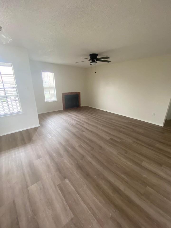 119 Circle Ct #121 - Photo 3 of 9