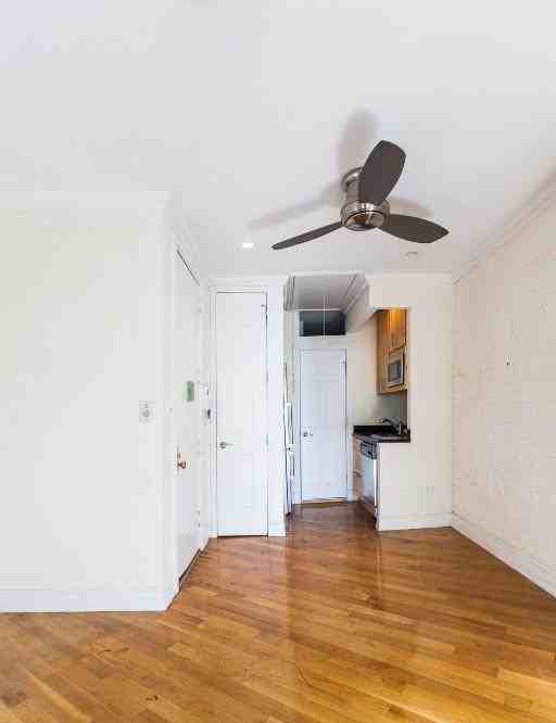 E 10th St #5 - Photo 2 of 5