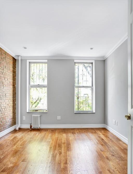 E 10th St #5 - Photo 4 of 5