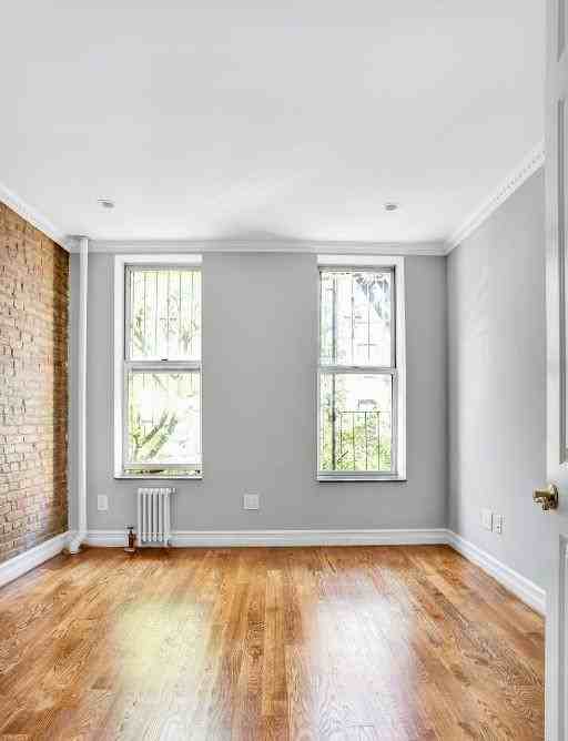 E 10th St #6 - Photo 4 of 5