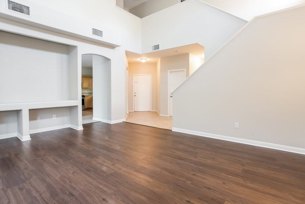 4933 Royal Lake Ave - Photo 4 of 17