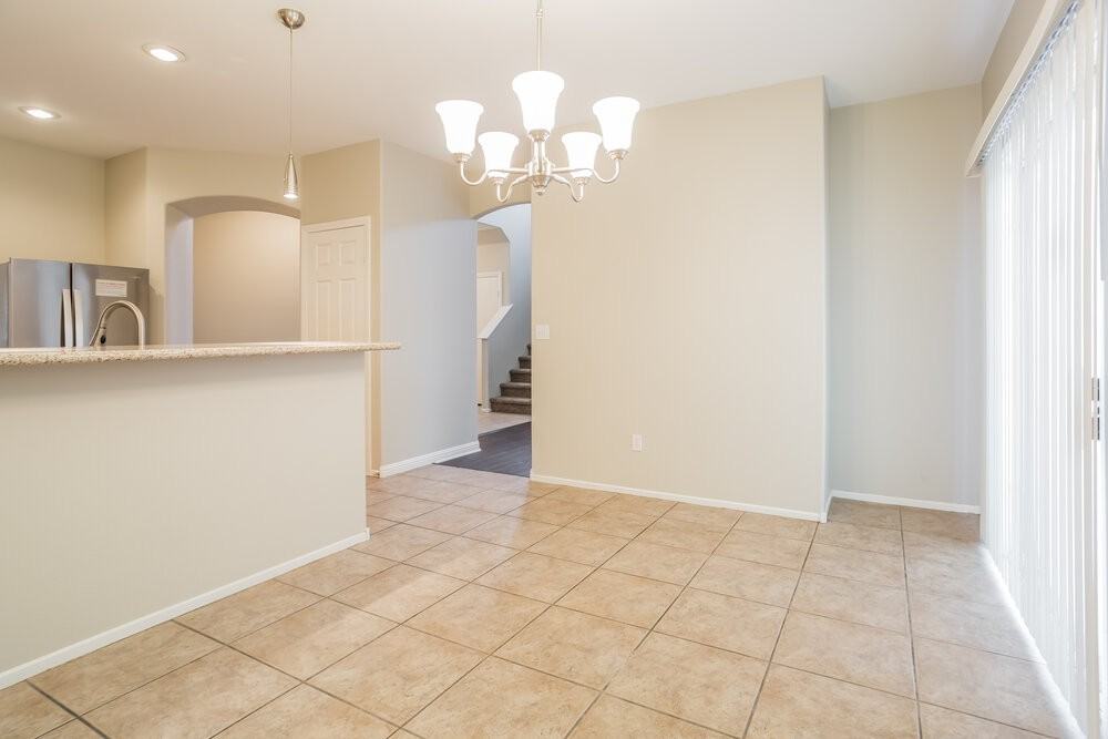 4933 Royal Lake Ave - Photo 5 of 17