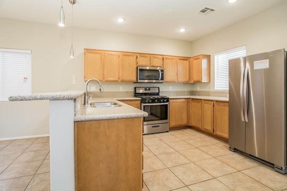 4933 Royal Lake Ave - Photo 6 of 17