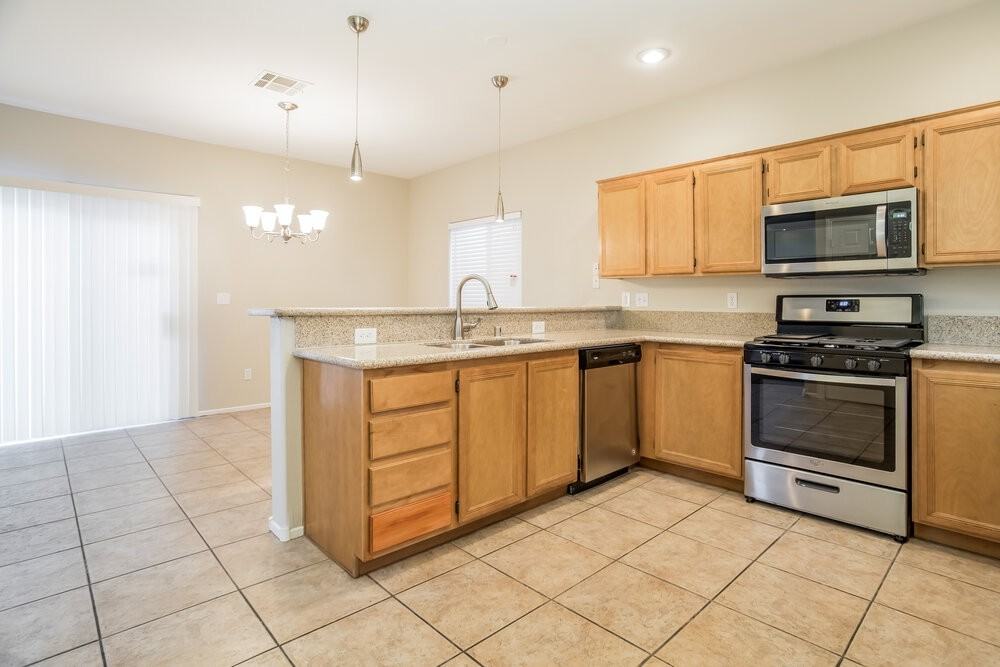 4933 Royal Lake Ave - Photo 7 of 17