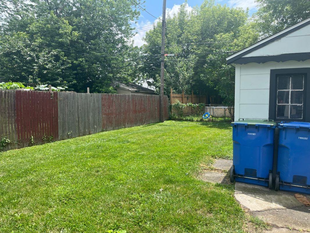 8242 Maxwell Ave - Photo 3 of 16