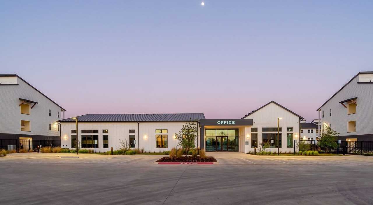 BLUE BLUFF & - Photo 3 of 14