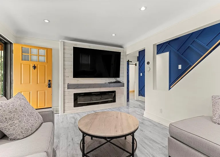 23121 Madison St - Photo 3 of 9