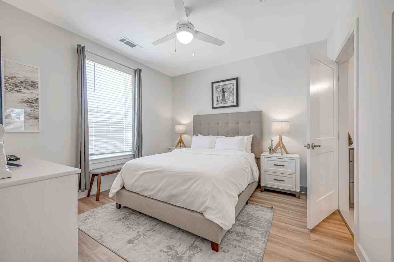 Gateway Park - Photo 4 of 35