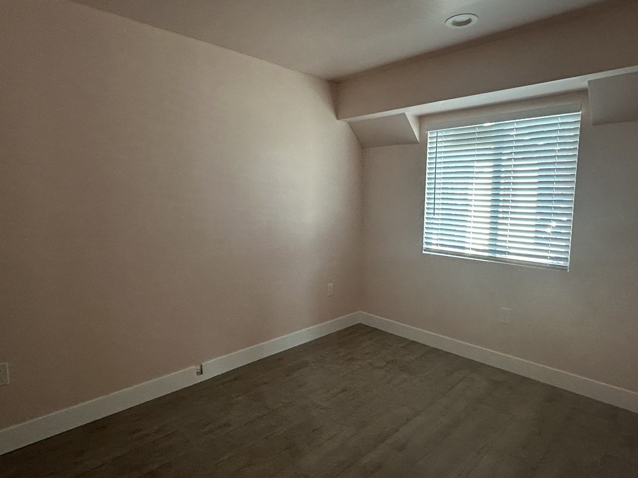 921 E 6th St #911 - Photo 5 of 32
