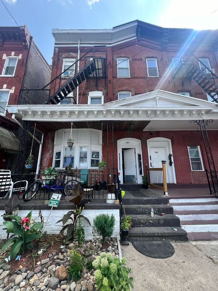 281 Spring St - Photo 2 of 14