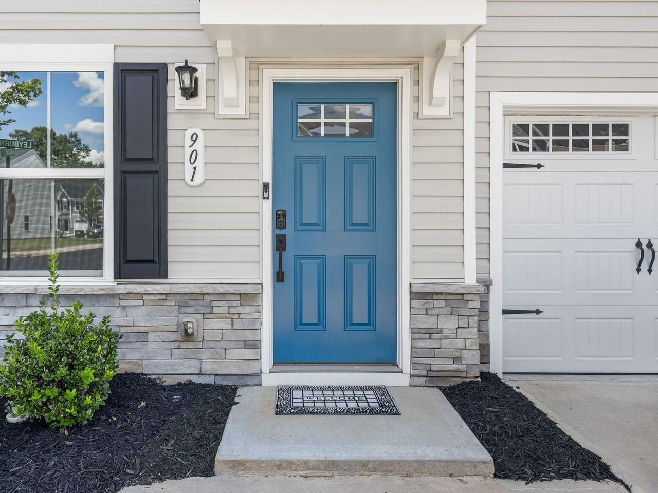 901 Leyburn Ln - Photo 3 of 29