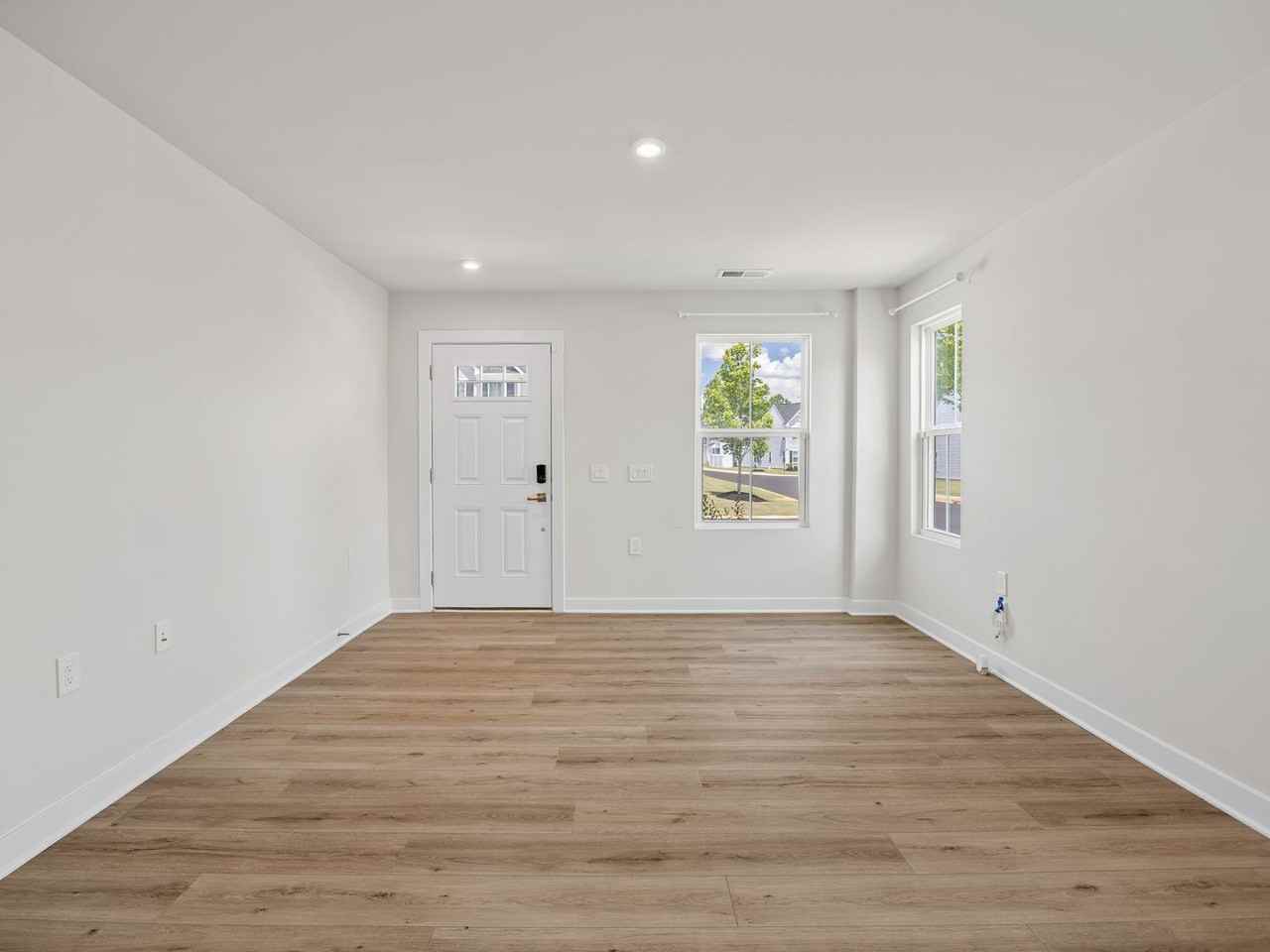 901 Leyburn Ln - Photo 5 of 29