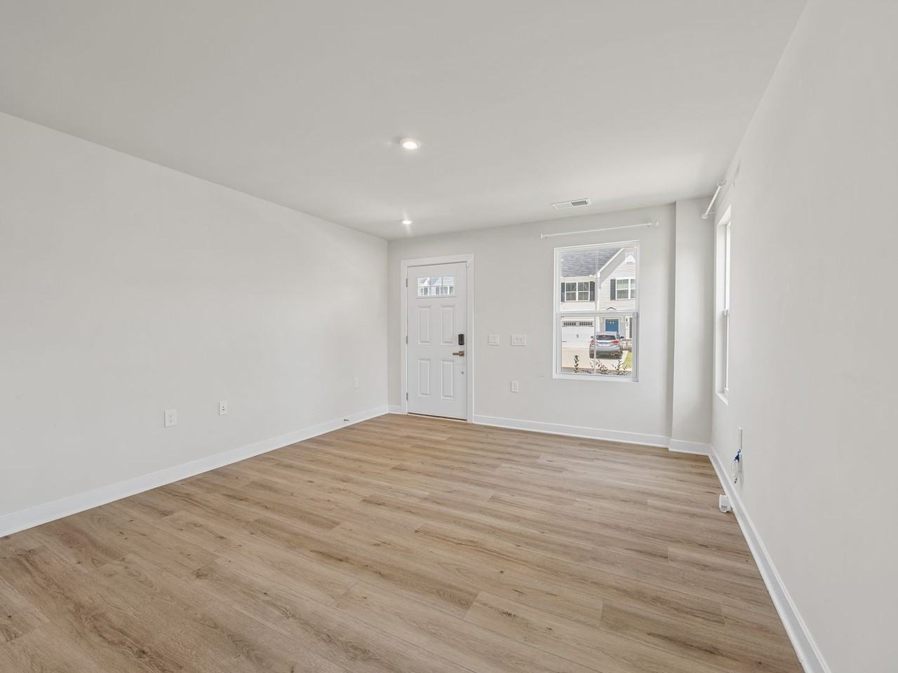 901 Leyburn Ln - Photo 6 of 29