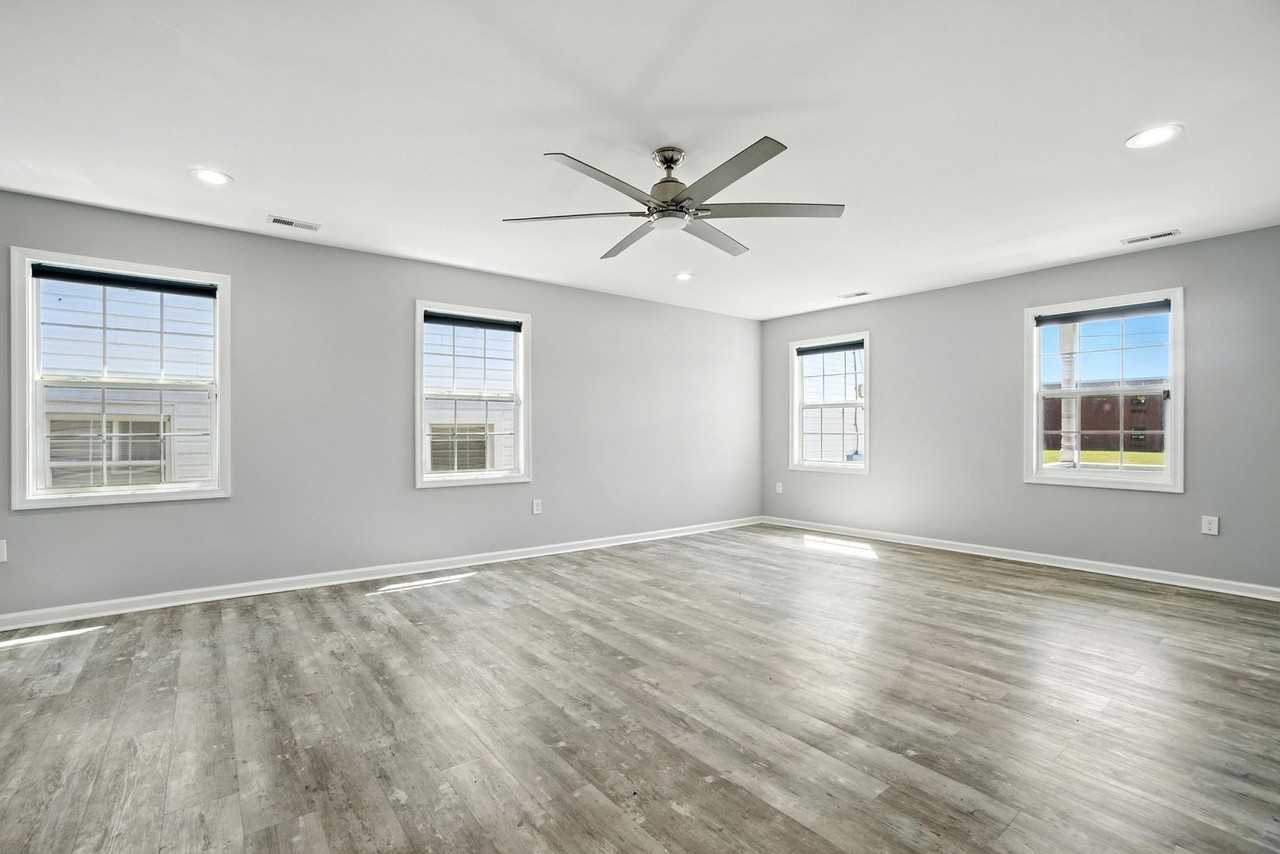 737 16th St - Photo 3 of 25