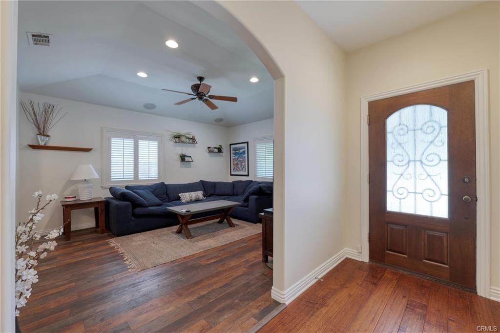 4052 Shadyglade Ave - Photo 2 of 8