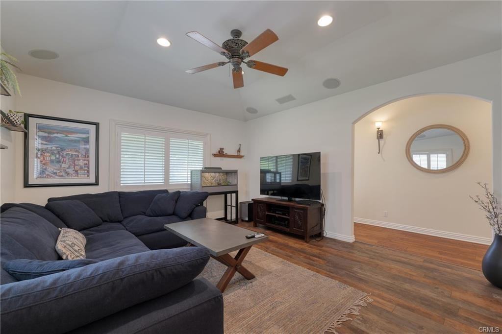 4052 Shadyglade Ave - Photo 3 of 8